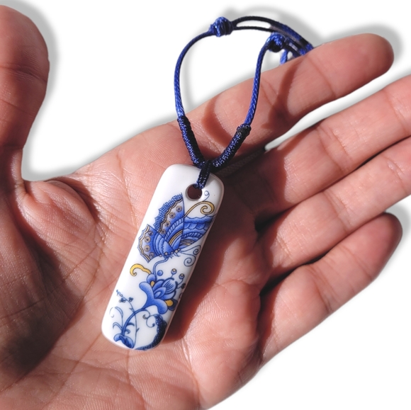 Hand Crafted Blue & White Porcelain Chinoserie Pendant Necklace - Picture 2 of 6
